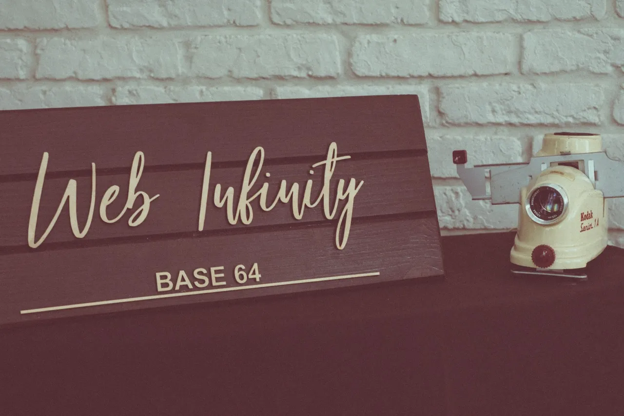 L'enseigne « Web Infinity — Base 64 » sur un bureau de l'agence, à Morlaàs