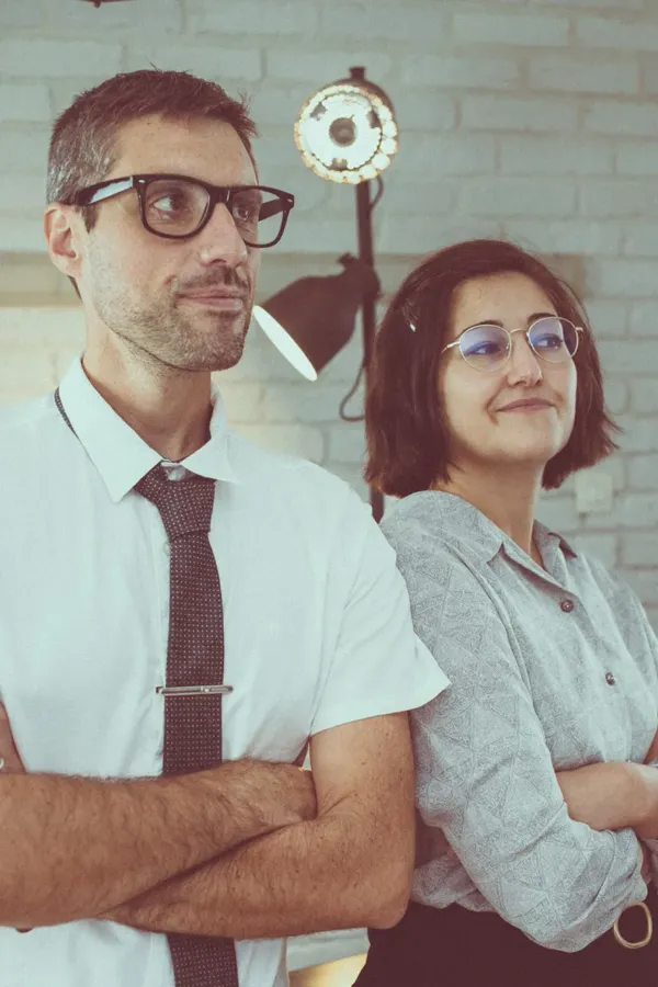 Noélène et Alexandre, dos à dos, bras croisés, dans les locaux de Web-Infinity
